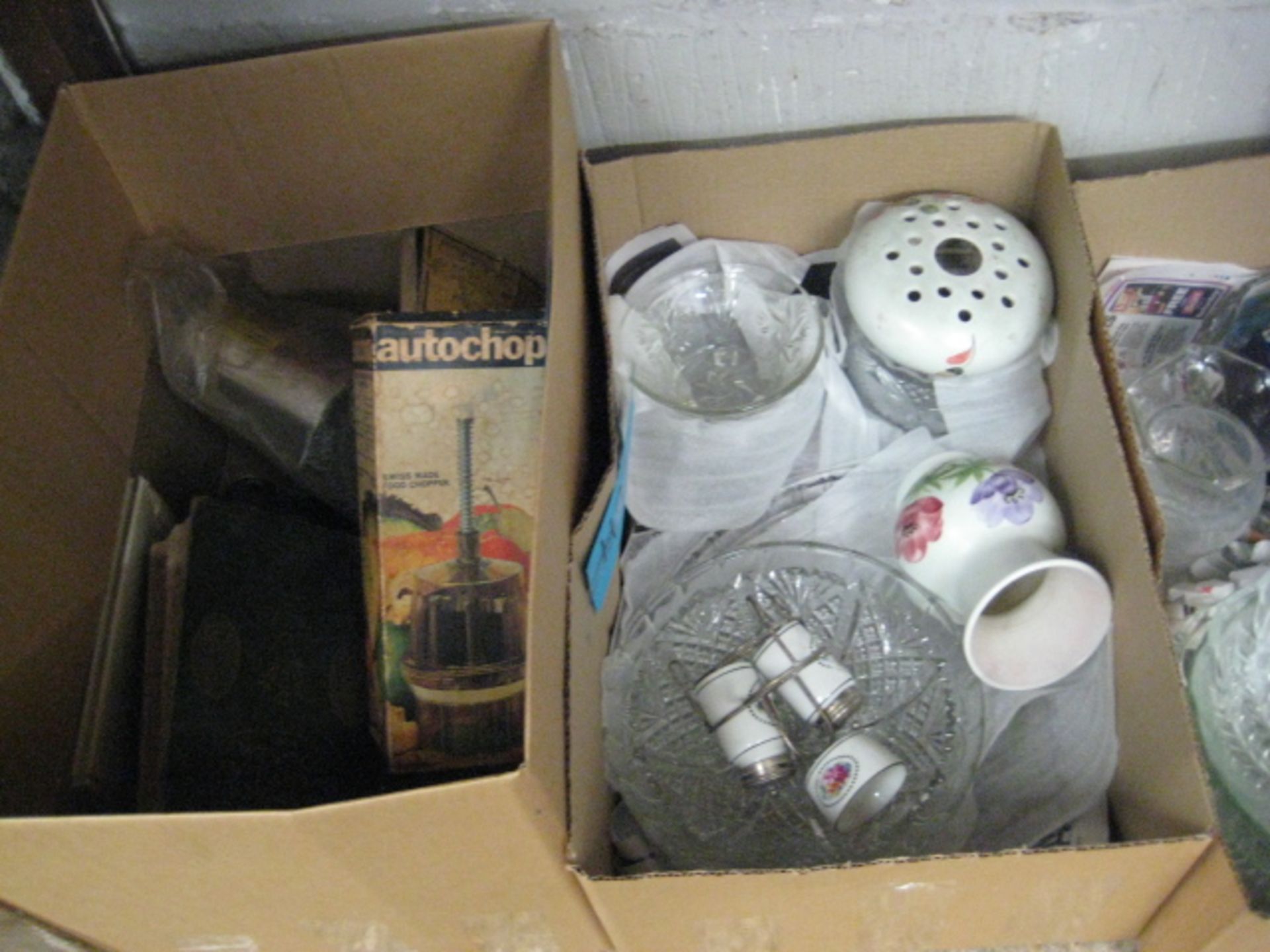 (2213) 5 boxes of glassware incl. vases, bowls, etc. - Image 3 of 5