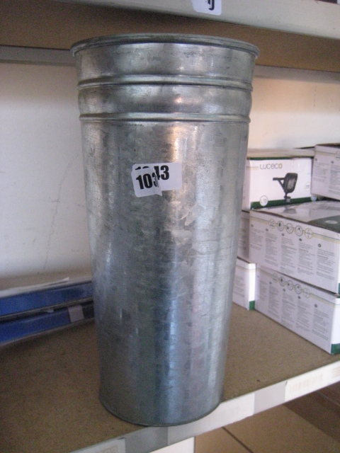 (1043) Metal plant pot with ratchet strap