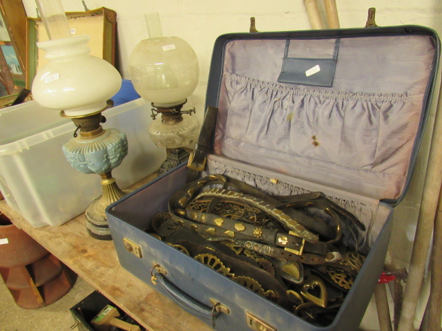 Case and box containing brassware incl. kettle, horse brasses and swingers together with 2 oil lamps