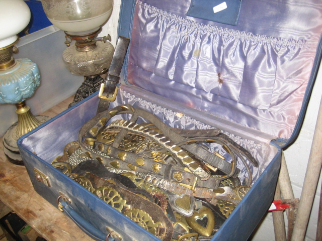 Case and box containing brassware incl. kettle, horse brasses and swingers together with 2 oil lamps - Image 3 of 3