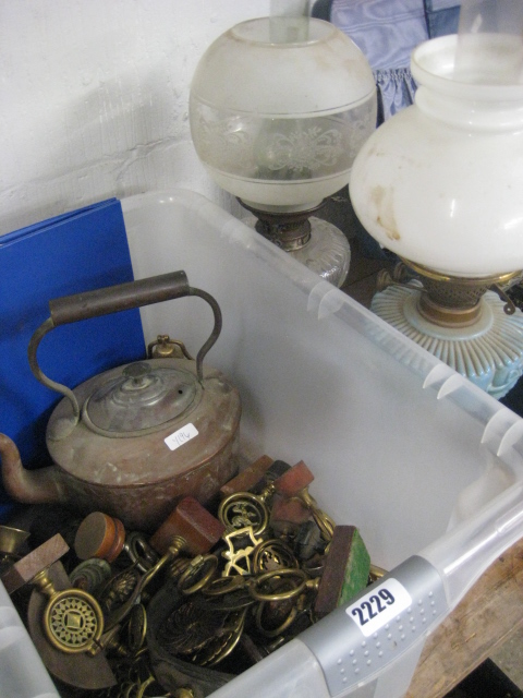 Case and box containing brassware incl. kettle, horse brasses and swingers together with 2 oil lamps - Image 2 of 3