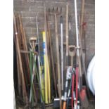 Quantity of garden tools incl. rakes, shears, forks, spades, etc.