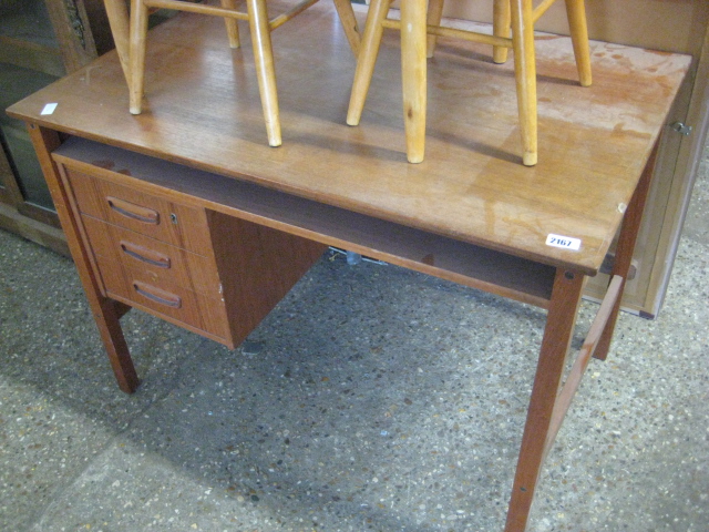 Mid century teak Danish kneehole desk with 3 drawers - Image 2 of 6