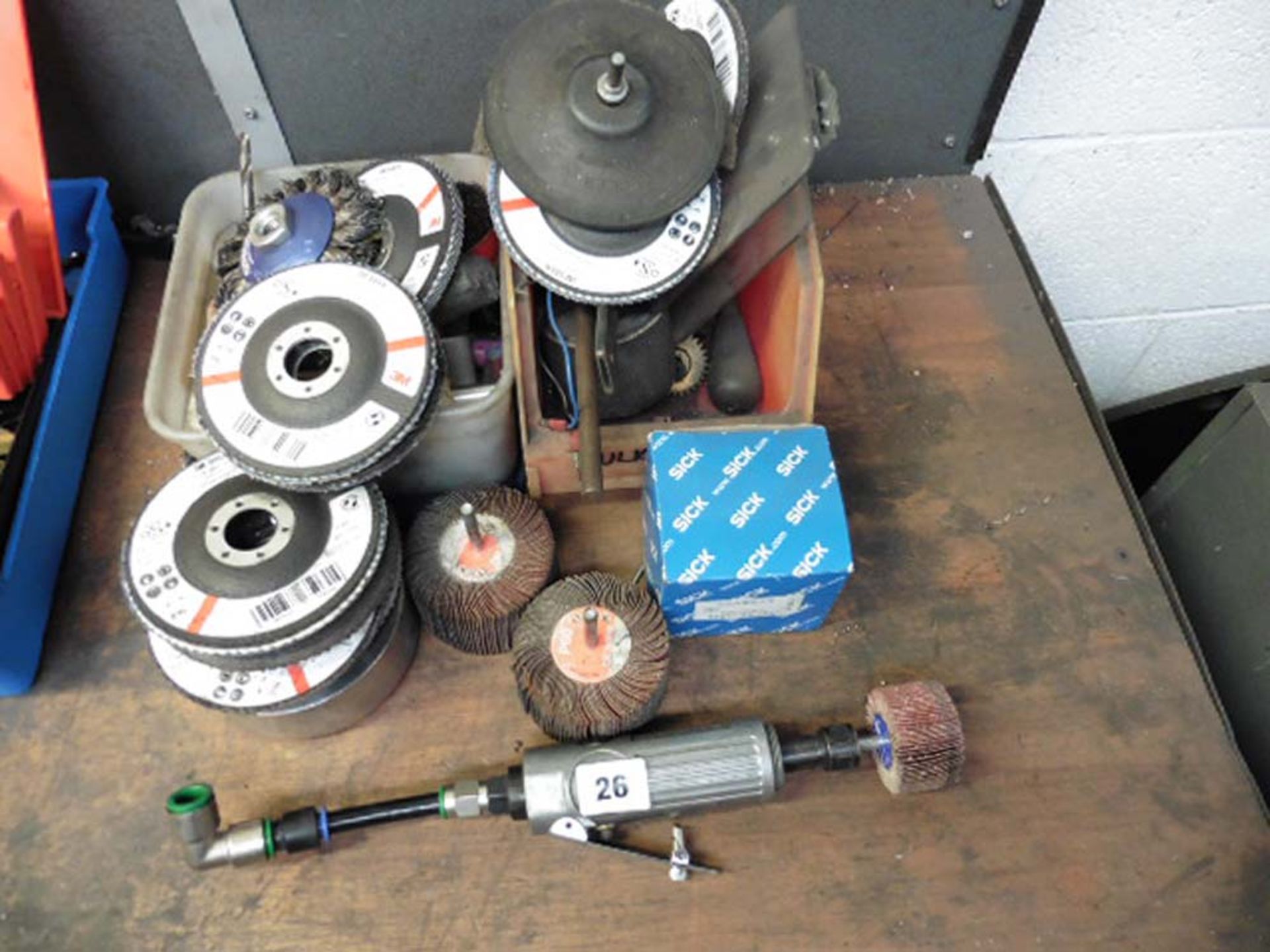 Air sander with a quantity of abrasive discs etc.