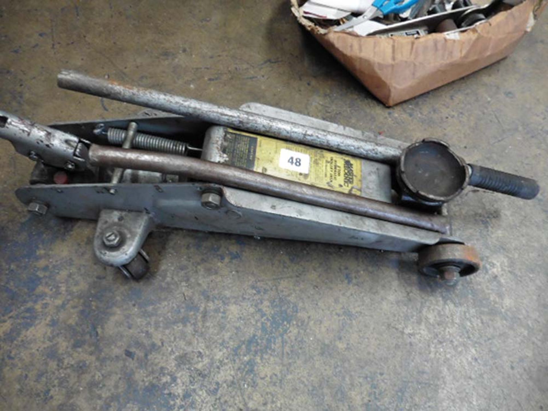 Master Mechanic 2 tonne hydraulic trolley jack