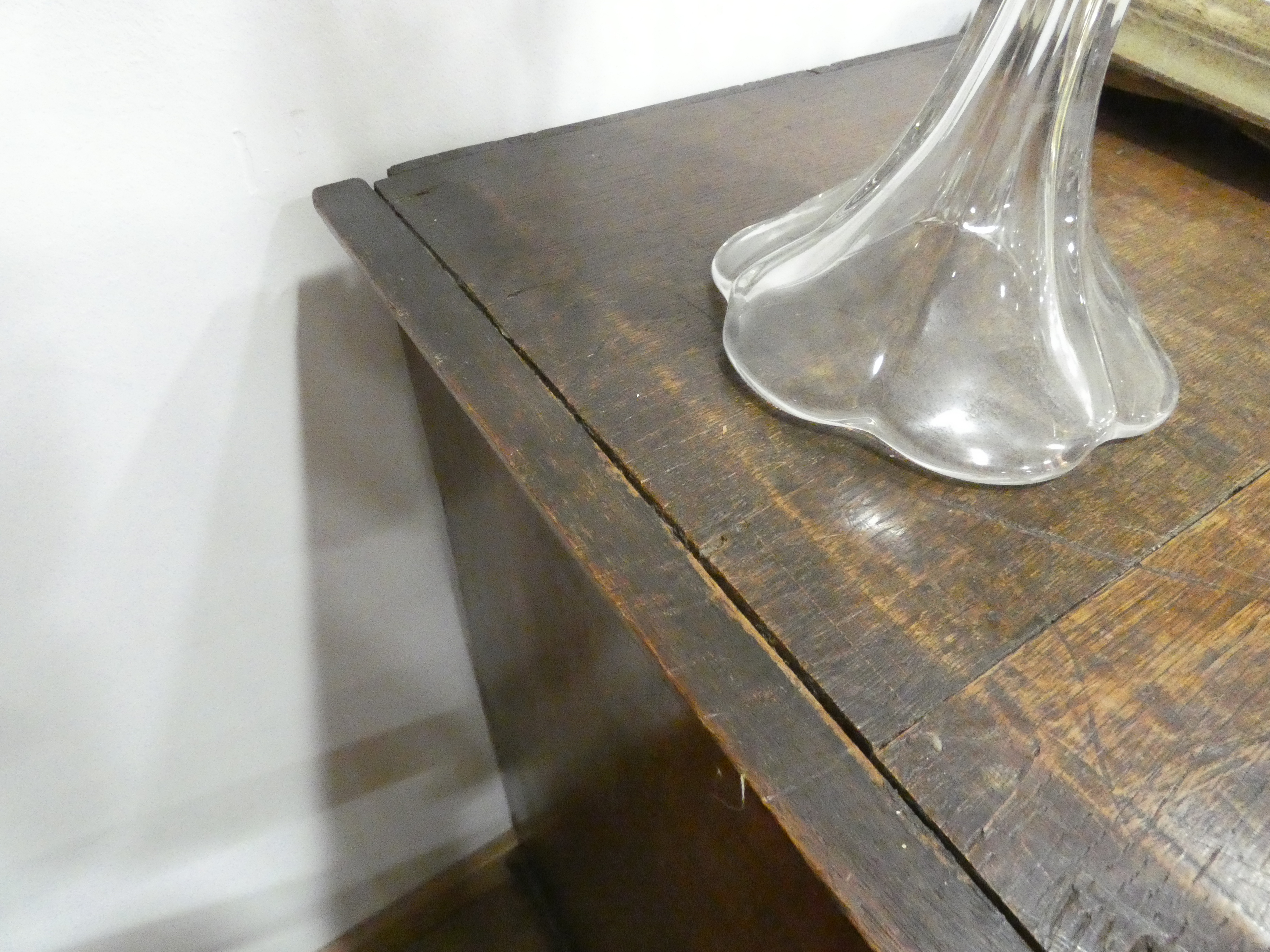 A Georgian walnut and feather crossbanded chest of three short over three long drawers on later bun - Image 11 of 27