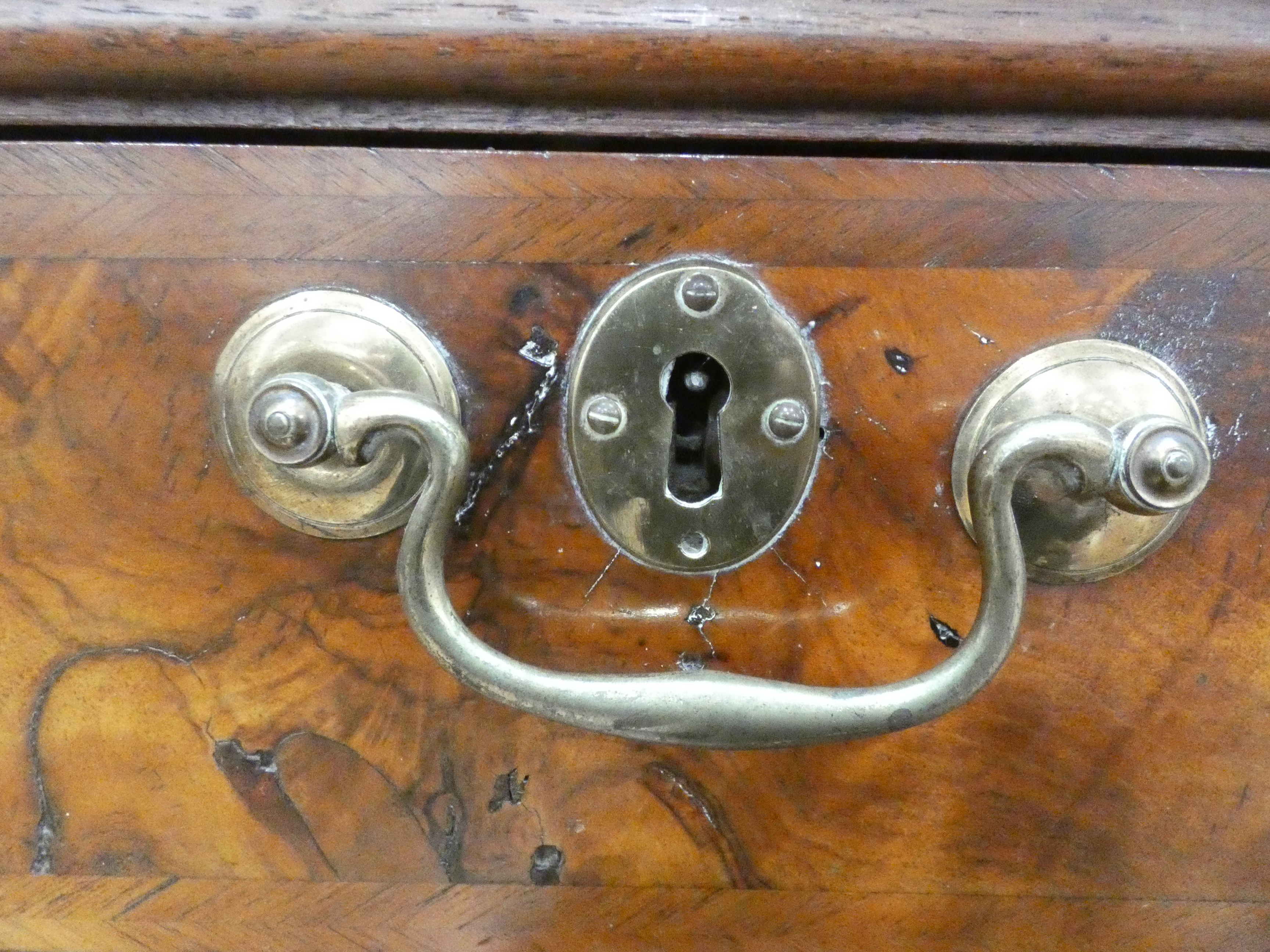 A Georgian walnut and feather crossbanded chest of three short over three long drawers on later bun - Image 17 of 27