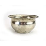 An early 20th century silver sugar bowl with beaded border, maker DP, London 1919, d. 11 cm, 3.