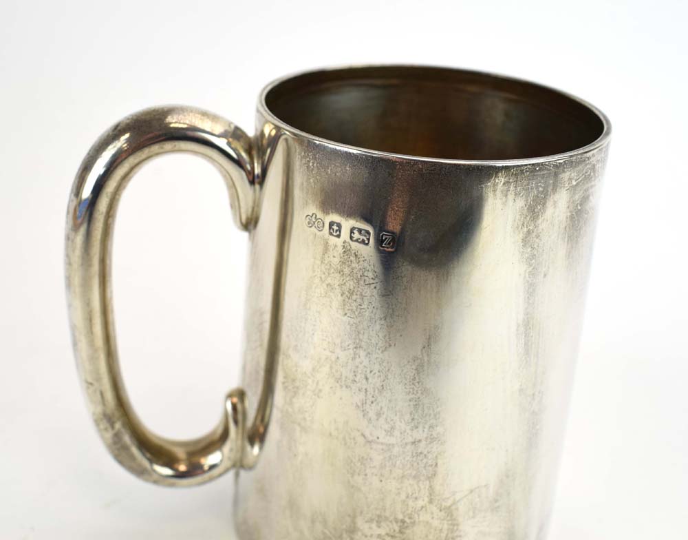 An early 20th century silver tankard of plain tapered form, Elkington & Co., Birmingham 1924, h. - Image 3 of 7