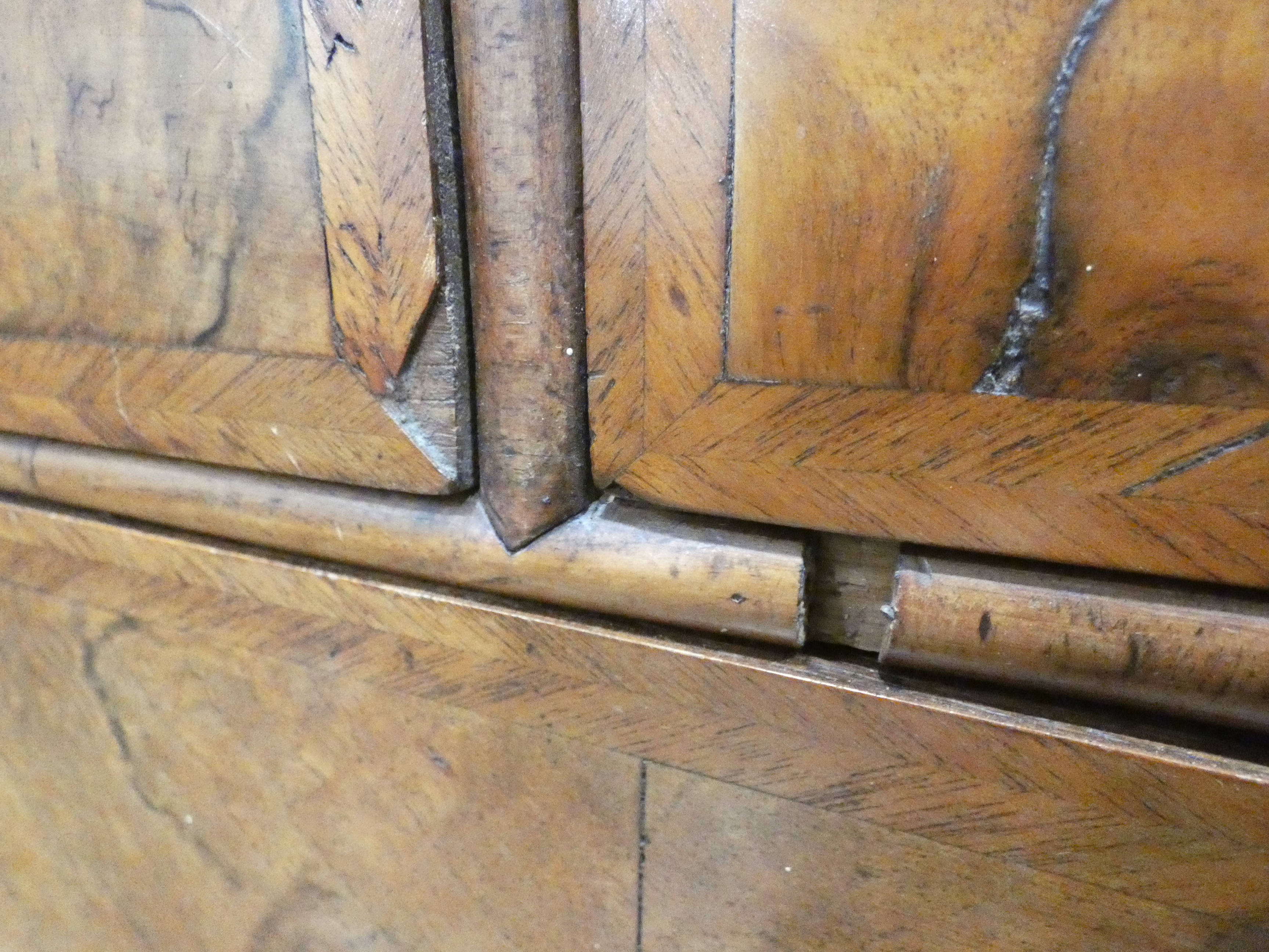 A Georgian walnut and feather crossbanded chest of three short over three long drawers on later bun - Image 16 of 27