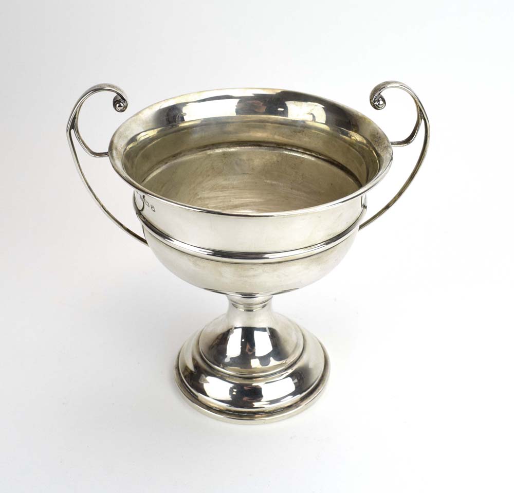 An early 20th century silver two handled trophy vase, maker R&D, Birmingham 1933, h. 16 cm, 6. - Image 2 of 3