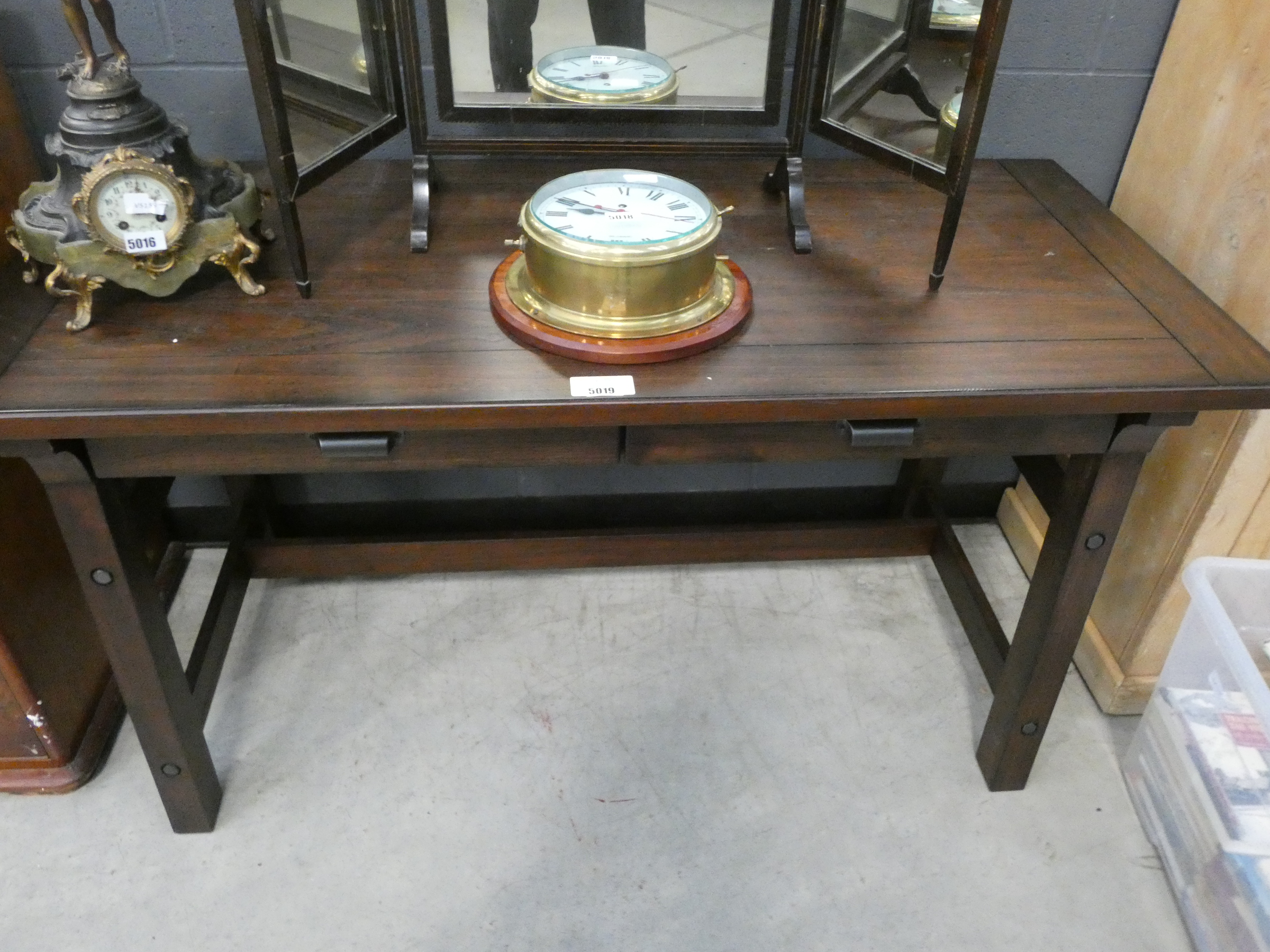 Modern side table with 2 drawers