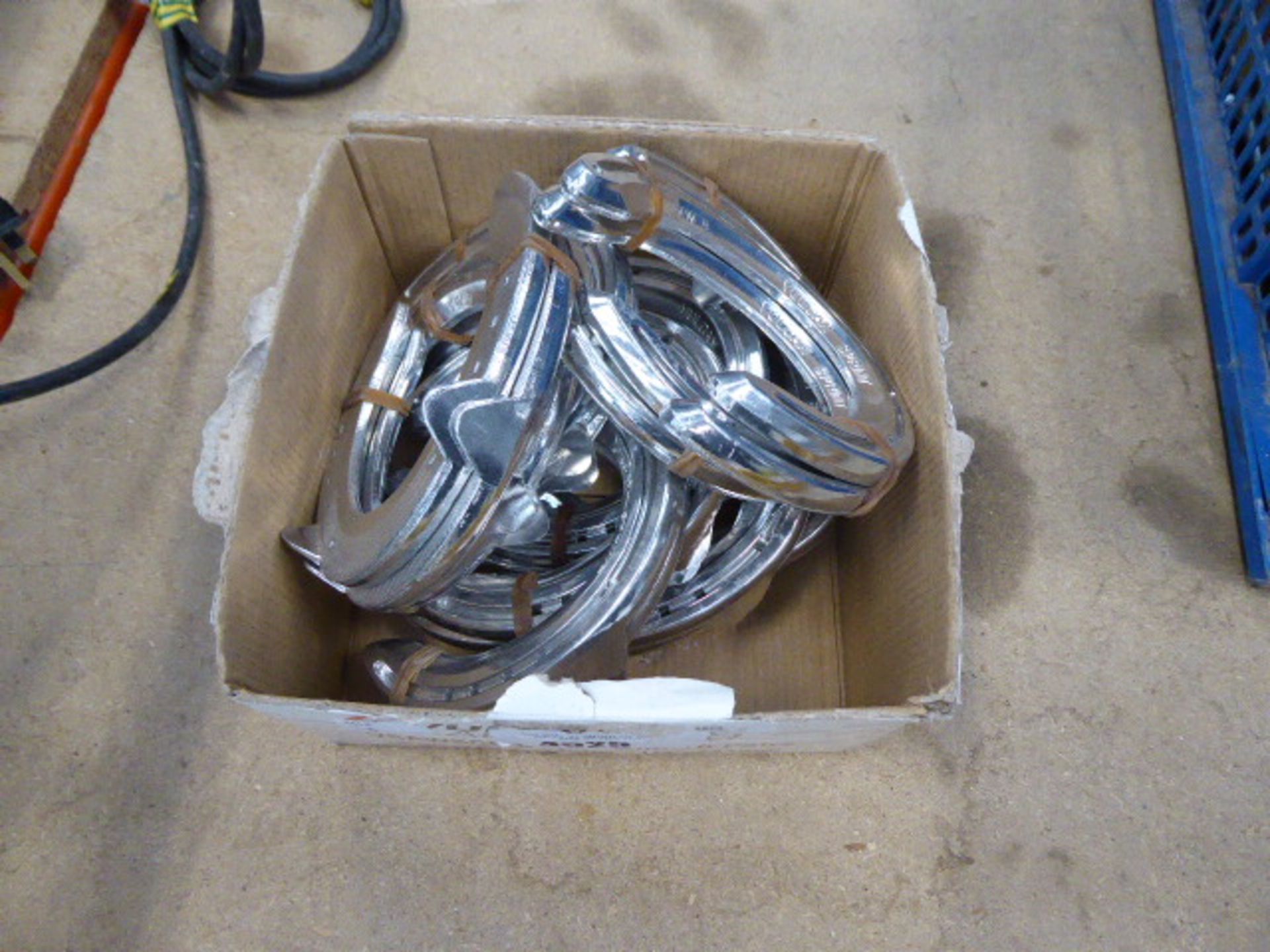 4414 Box of aluminium horse shoes