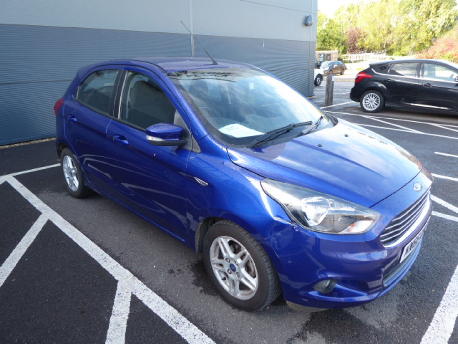 KM66 USG (2016) Ford KA + Zetec, 1198cc petrol 5 door hatchback in blue MOT: 31/10/20 - Bild 2 aus 8