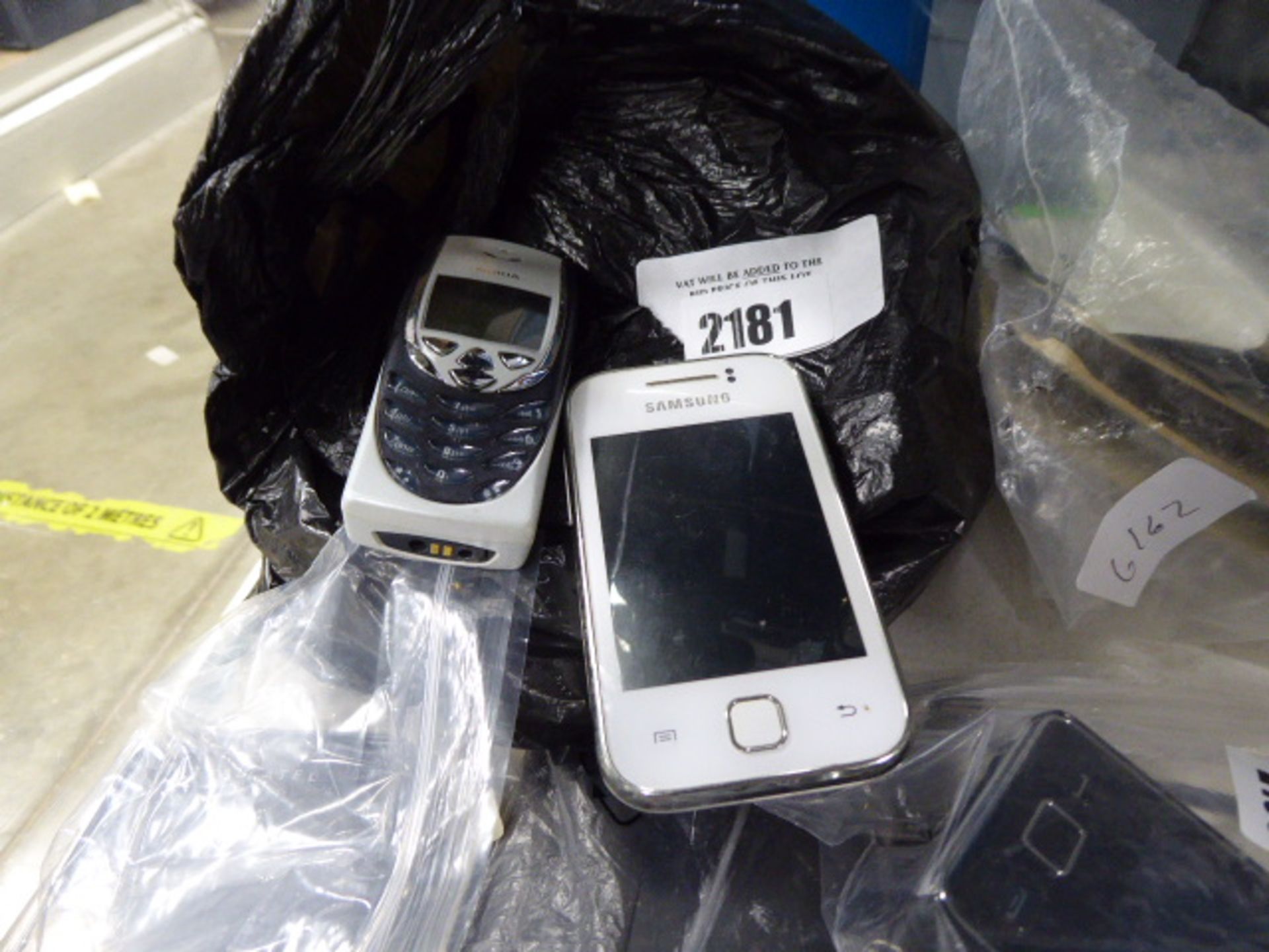 Bag containing various mobile phones for spares and repairs including Nokia and Samsung mobile