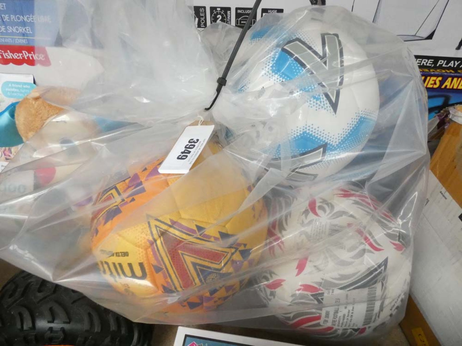 Bag containing 4 Mitre footballs