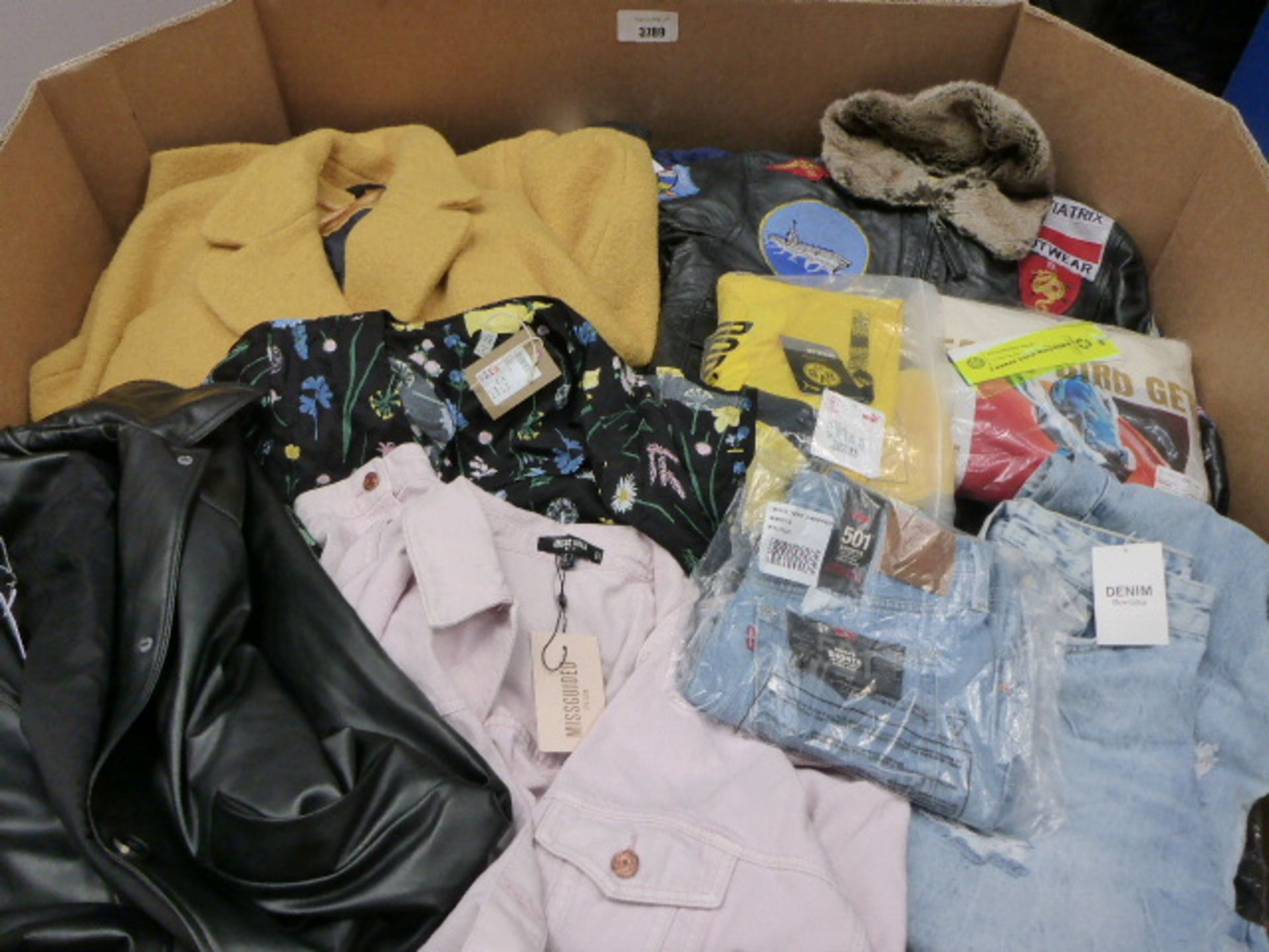 Large pallet box of ladies & men's assorted clothing