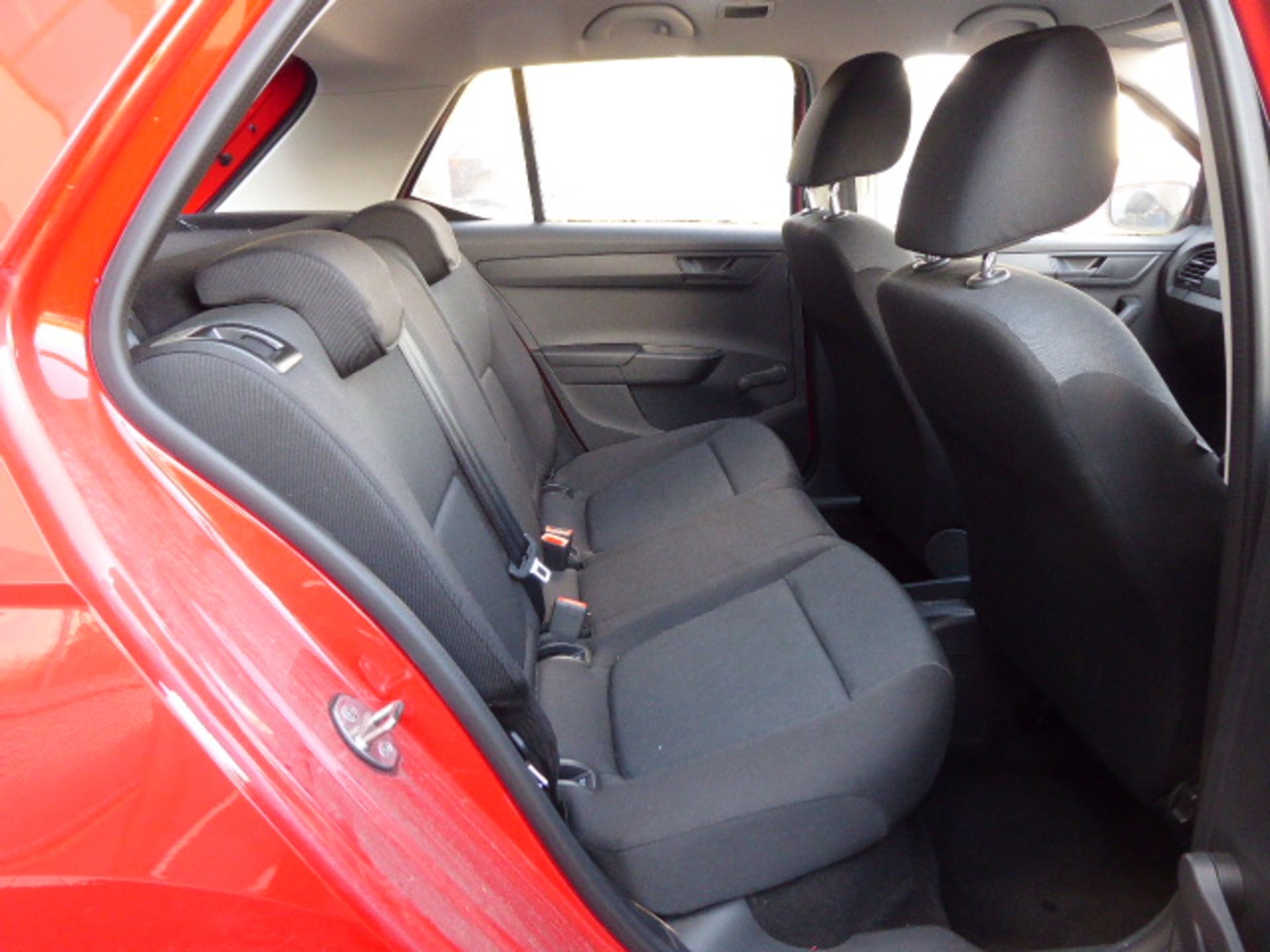 KM15 SVW (2015) Skoda Fabia S MPI, petrol, 5 door hatchback in red MOT: 4/19 (Expired) - Image 5 of 7