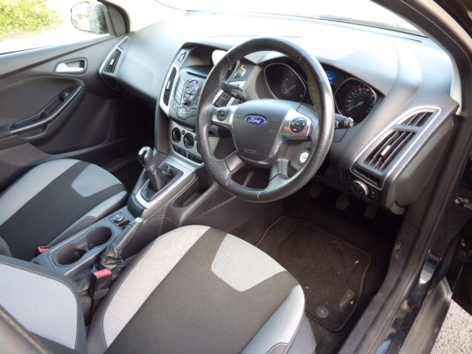MJ13 XYP (2013) Ford Focus Zetec Turbo, 998cc petrol 5 door hatchback in black MOT: 6/10/21 - Image 7 of 8