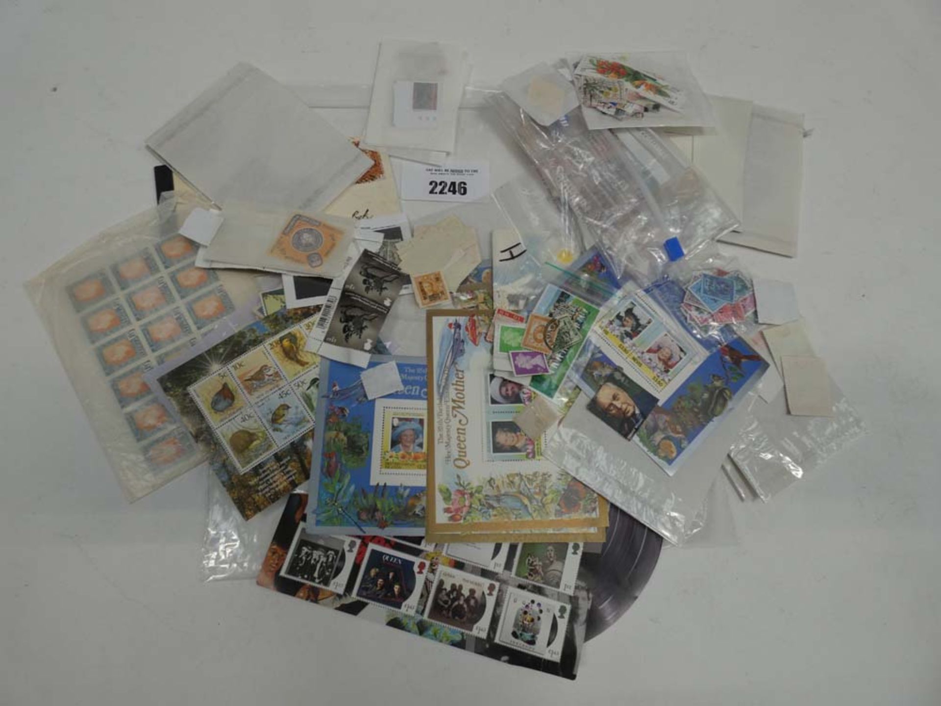 Quantity of mostly loose world stamps
