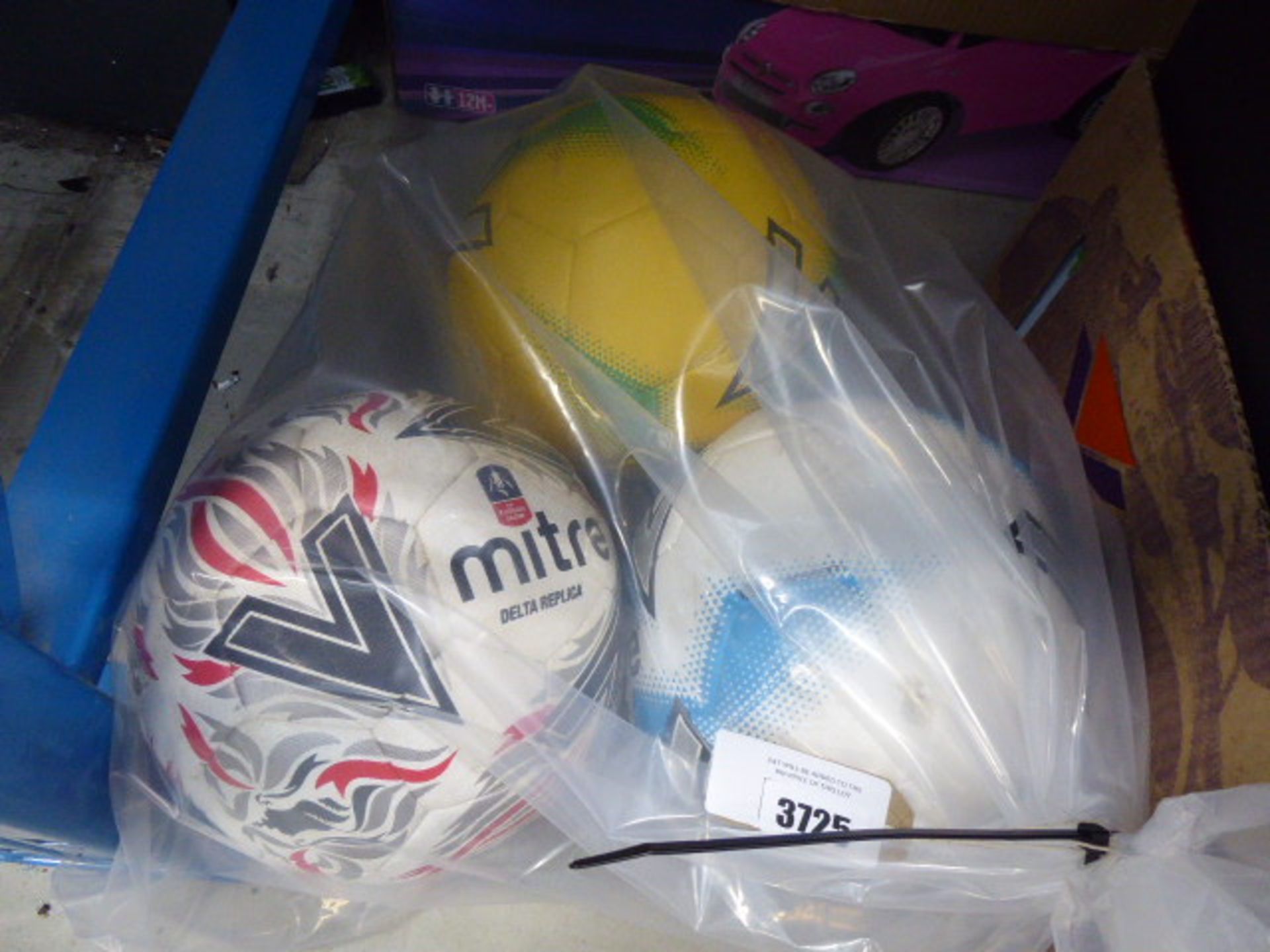 Bag containing 3 Mitre footballs