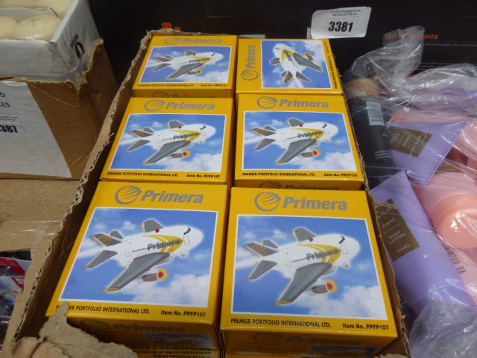 18 toy planes with flashing LED lights, batteries included