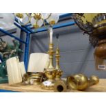 Quantity of brass wall lights and table lamps (af)