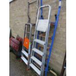 1125 Quantity of step ladders