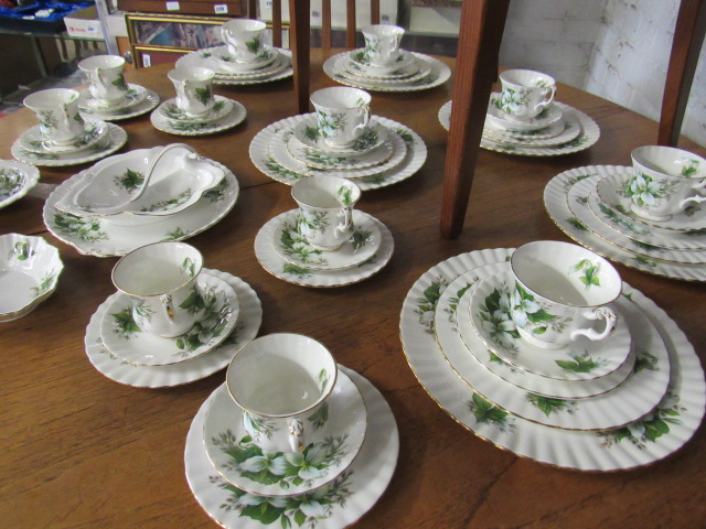 Quantity of Royal Ablert Trillium decorative tea service