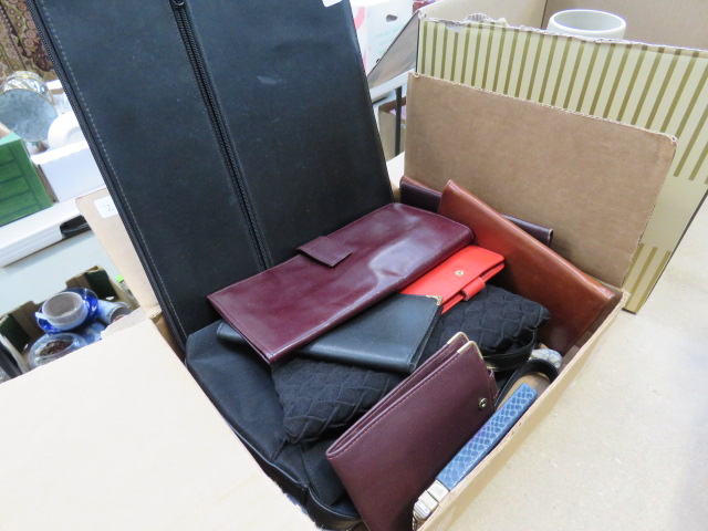 5537 - Box containing purses and bags