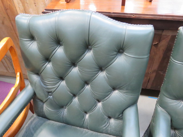 Green leather effect button back arm chair - Image 2 of 2