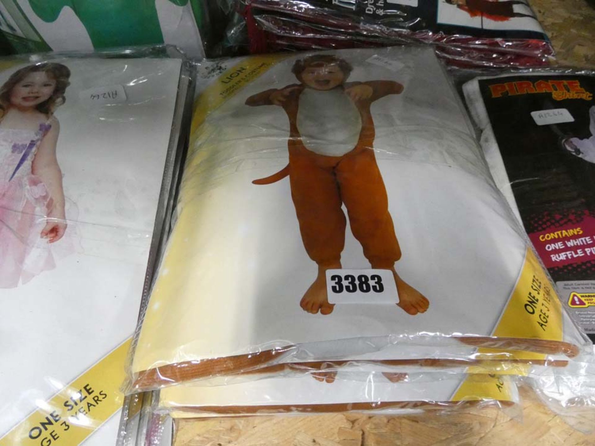 Qty of lion toddlers costumes