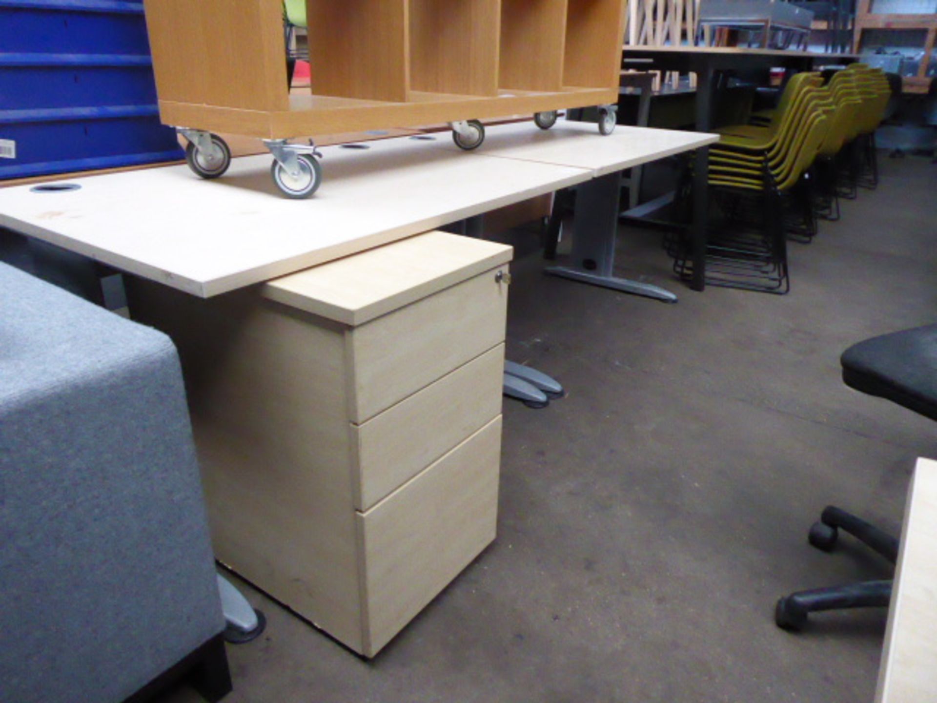 2 maple top cantilever desks with one pedestal, together with 1 black and 1 white chair - Image 2 of 4