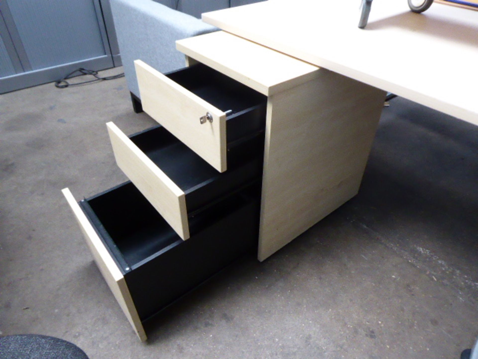 2 maple top cantilever desks with one pedestal, together with 1 black and 1 white chair - Image 4 of 4