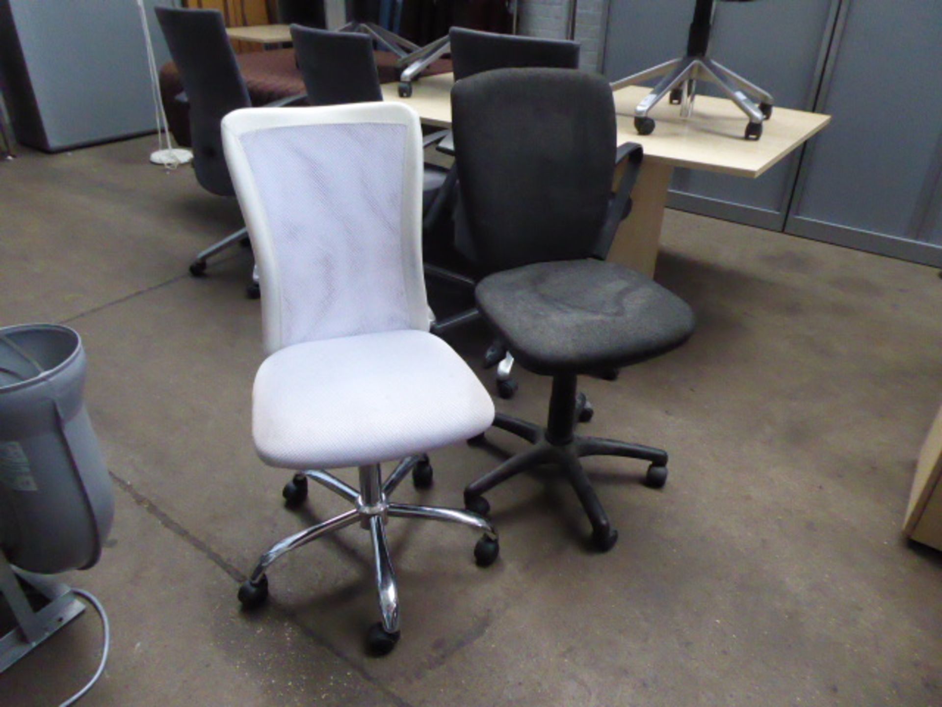 2 maple top cantilever desks with one pedestal, together with 1 black and 1 white chair - Image 3 of 4