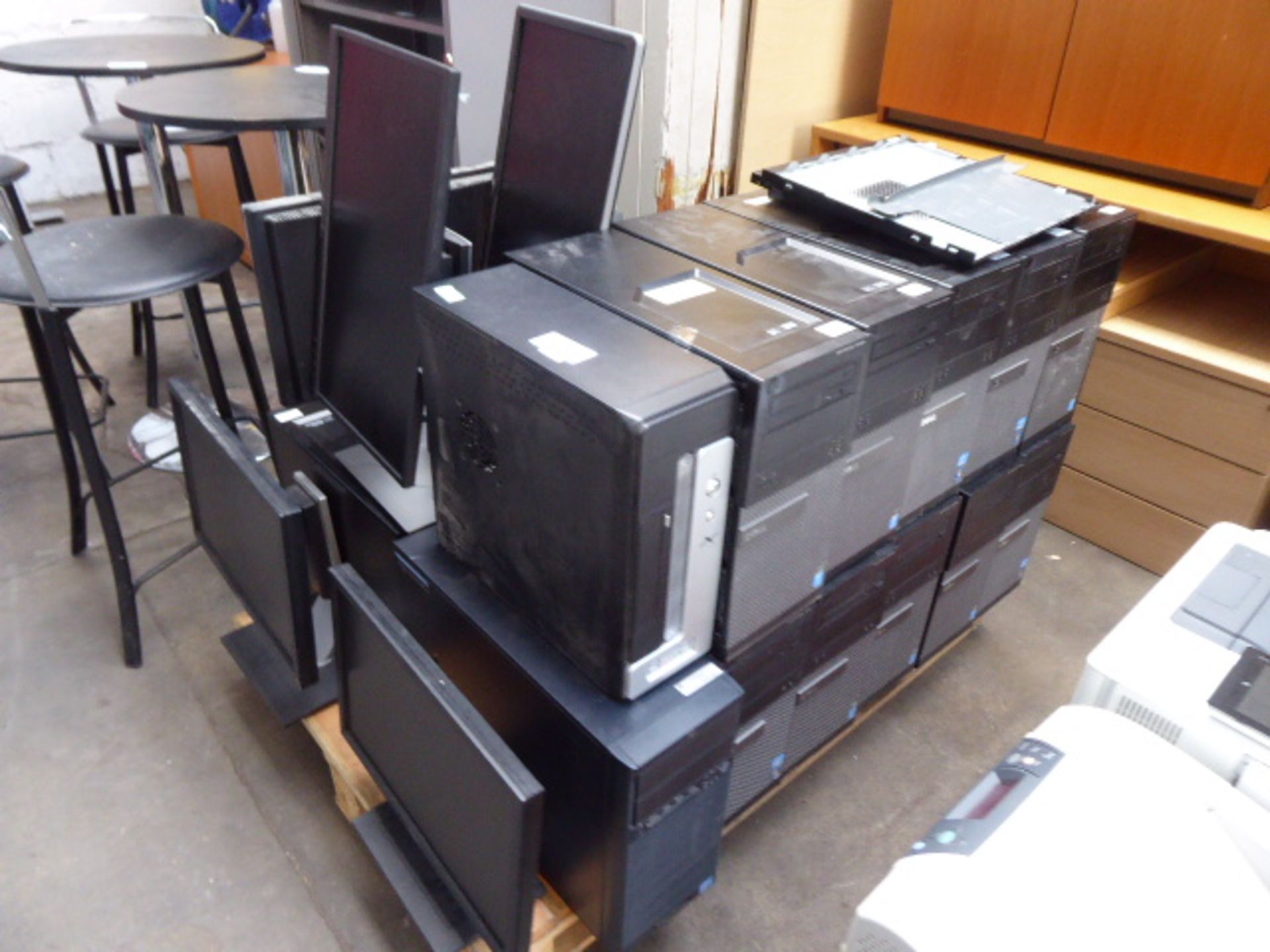 Approx. 18 computer towers, mostly Dell Optiplex 3020, with a range of keyboards and monitors (no