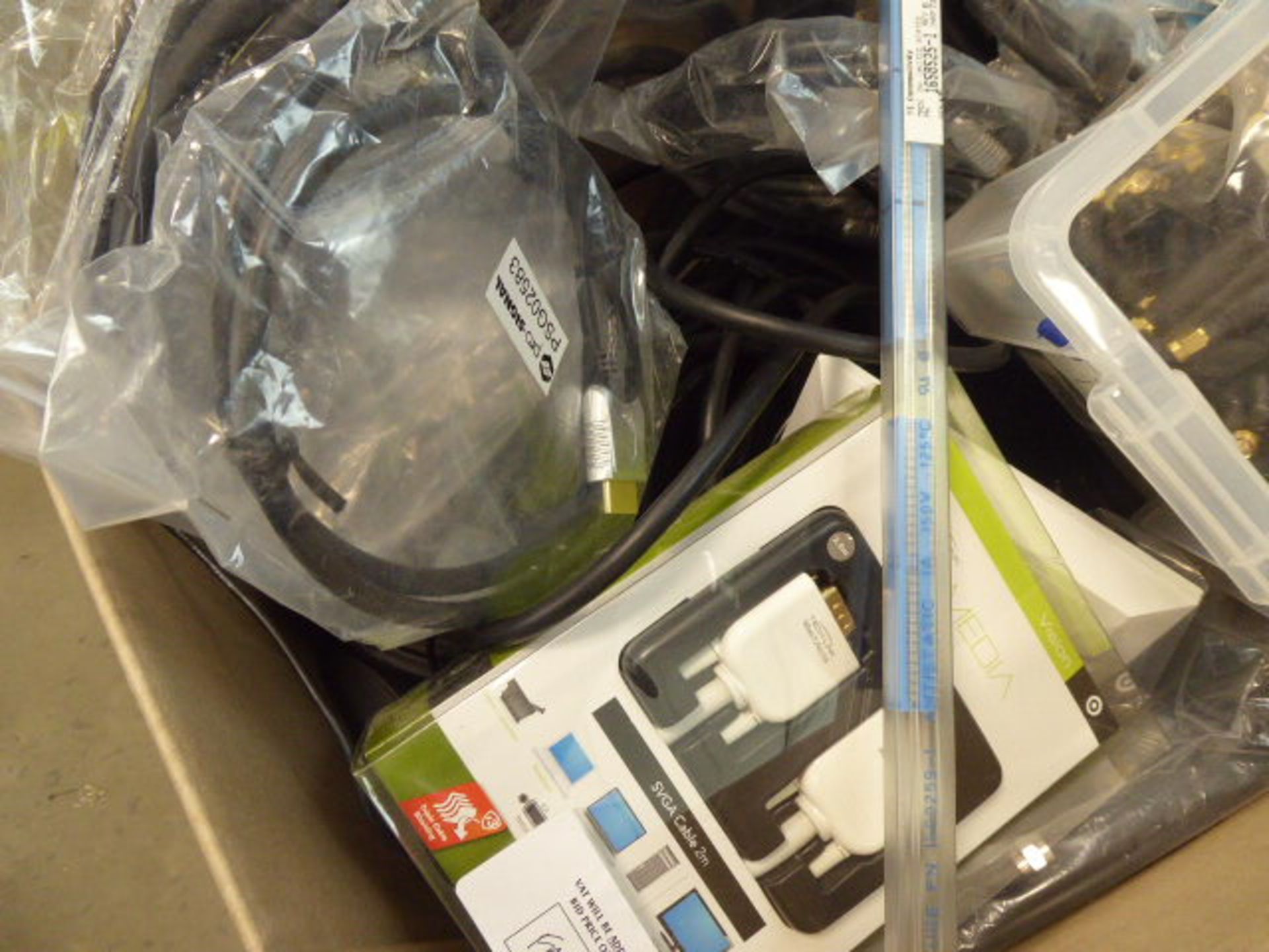 Box containing various AV cables to include HDMI cables, VGA cables, extensions, etc - Image 3 of 3