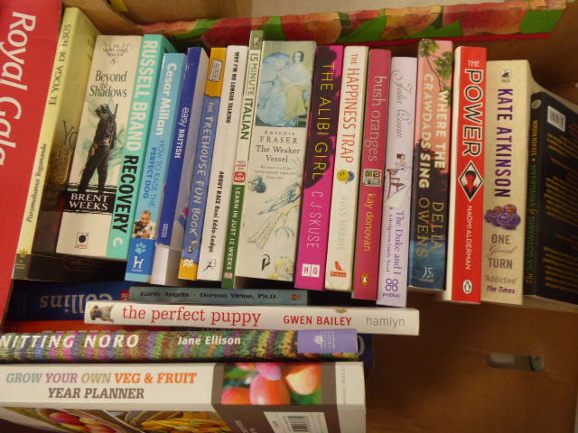 4 trays containing various hardback and paperback novels - Image 4 of 7
