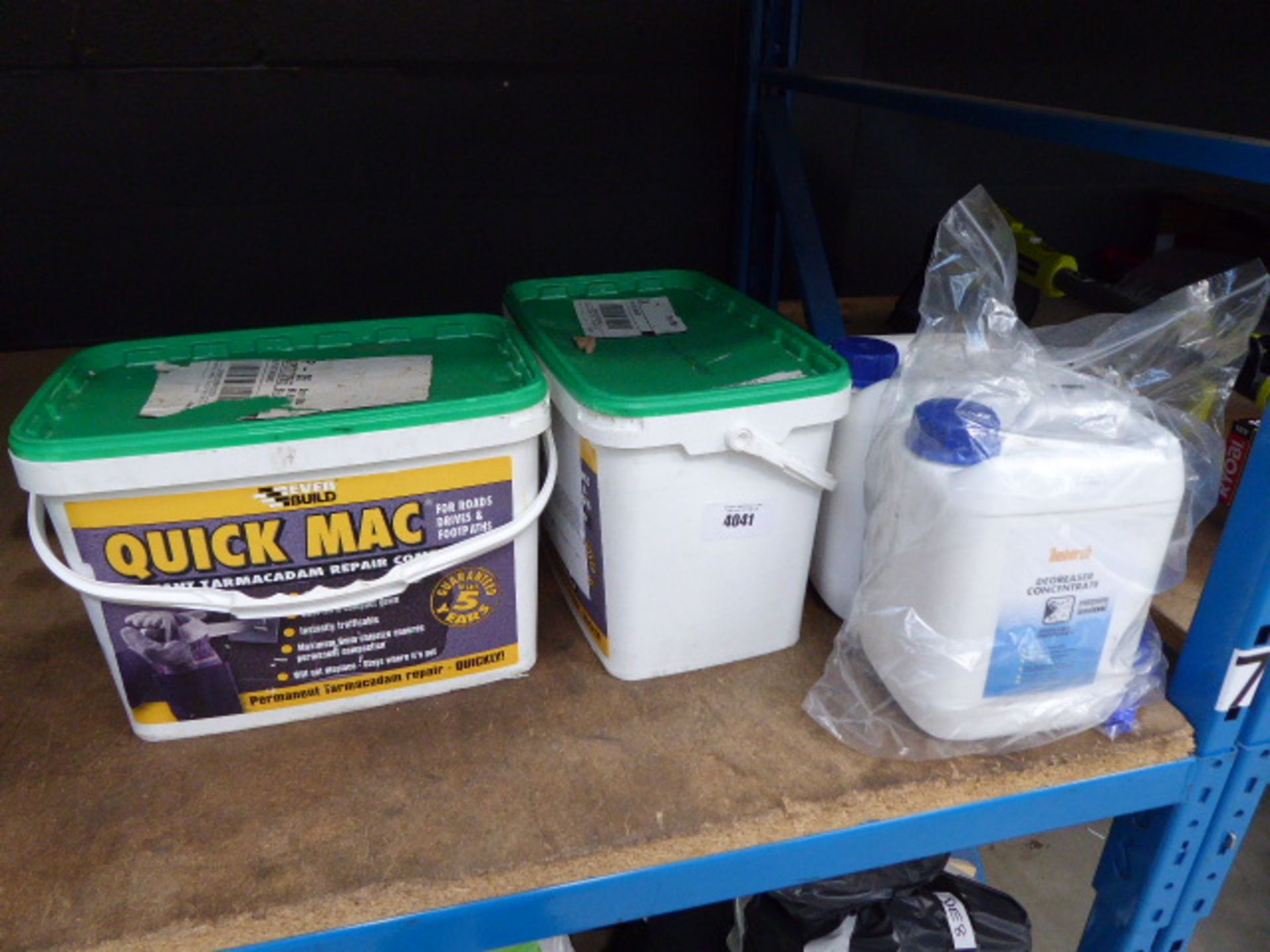 2 tubs of Quick Instant tarmacadam and 2 tubs of de-greaser concentrate