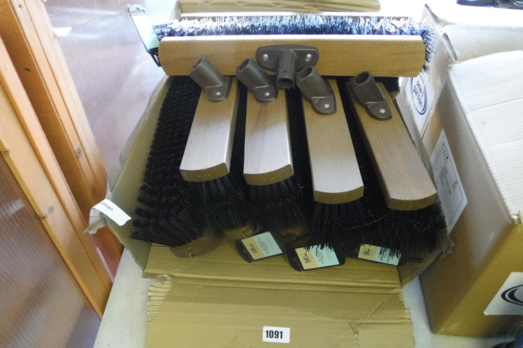 Box containing approx. 11 18'' stiff yard broom heads