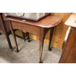 (2135) Mahogany centre table on cabriole legs