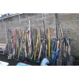 (1116) Large selection of outdoor garden tools incl. work mate, spades, forks, pickaxe, hoes, etc.