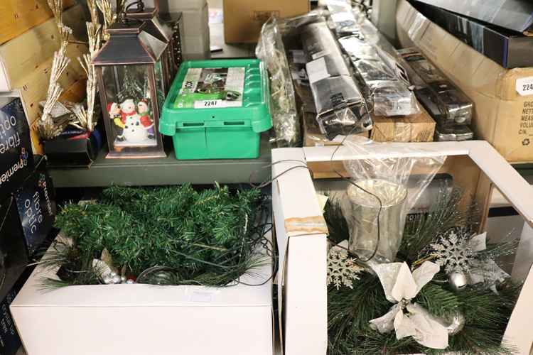 Large selection of mixed Christmas items incl. dry box, unboxed Christmas lanterns, gold pre lit