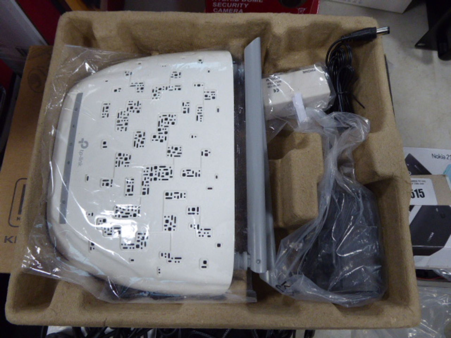 TP link 300 megabytes per second wifi router model PDW9970 with box, power adapter and antennas - Image 2 of 2