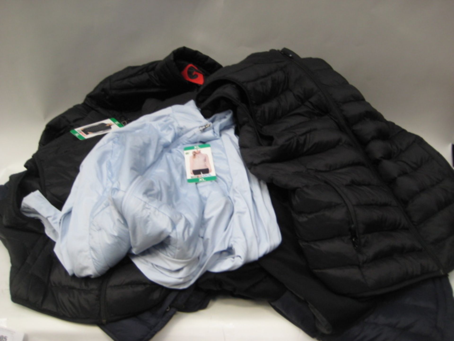 Bag containing 10 ladies and gents lightweight quilted jackets and gilets by 32 Degree Cool and