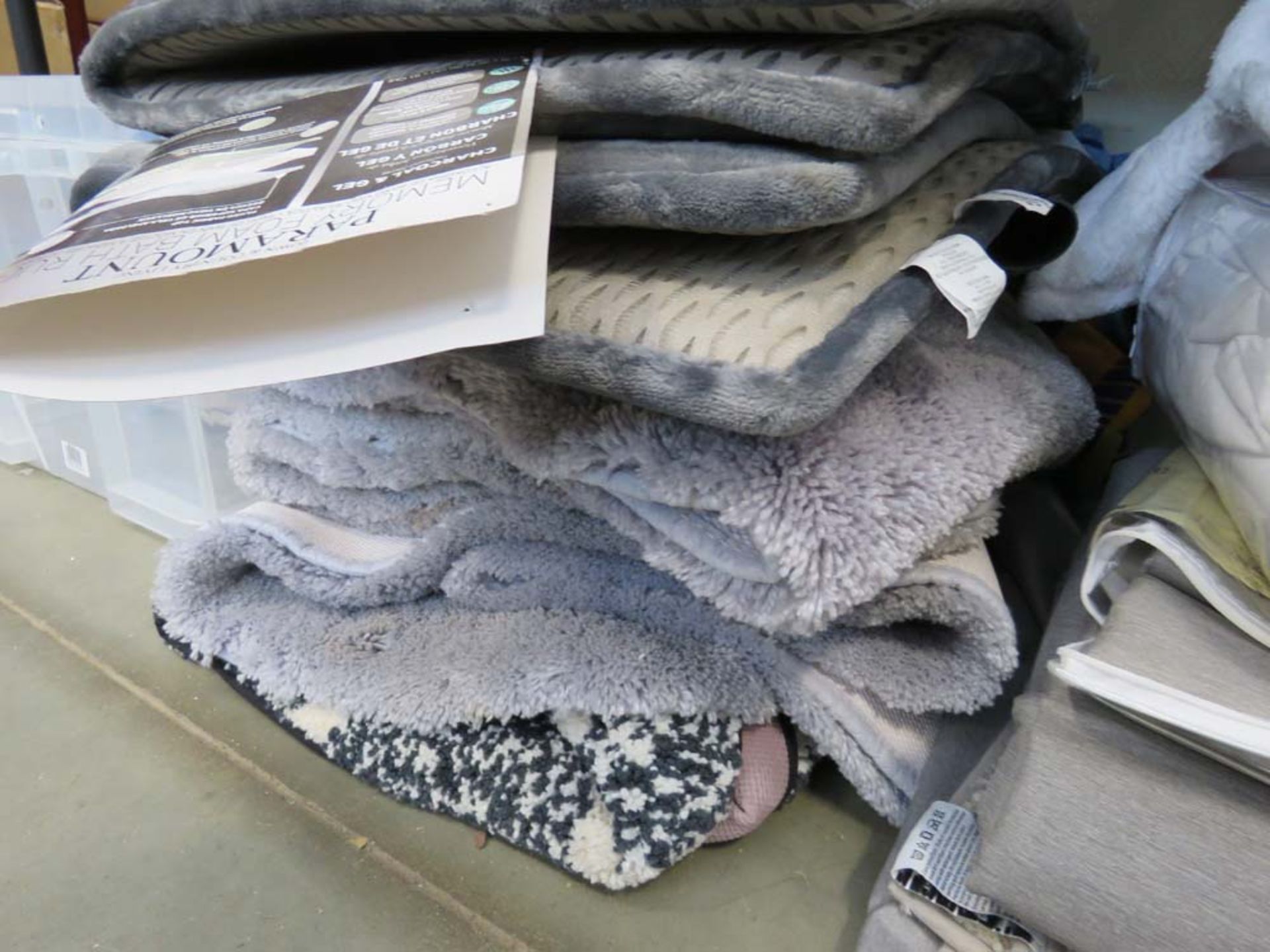 A stack of mixed bath rugs - Image 2 of 2