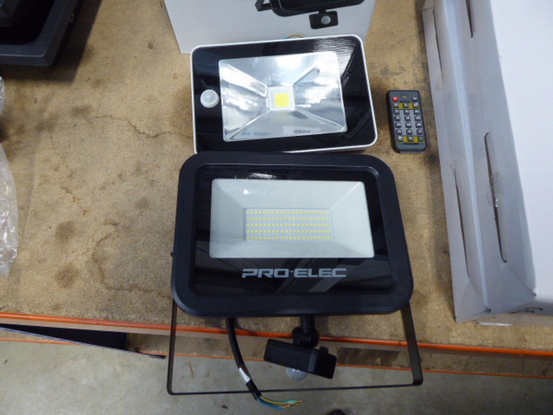 3 LED floodlights with PIR and 4 small LED floodlights without PIR - Image 2 of 2