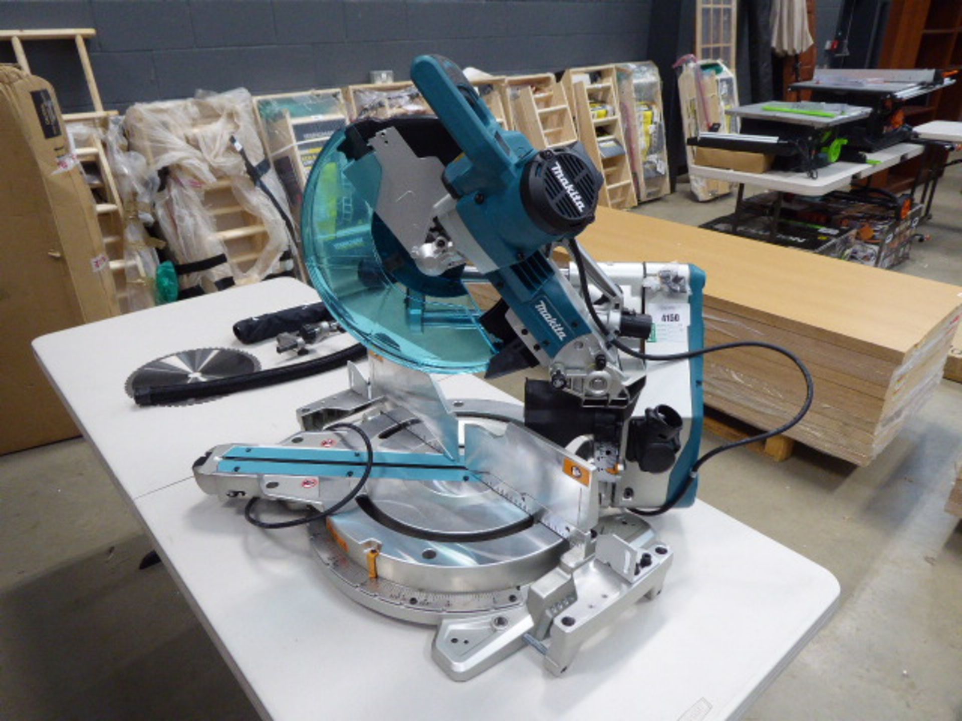 Makita 305mm slide compound mitre saw