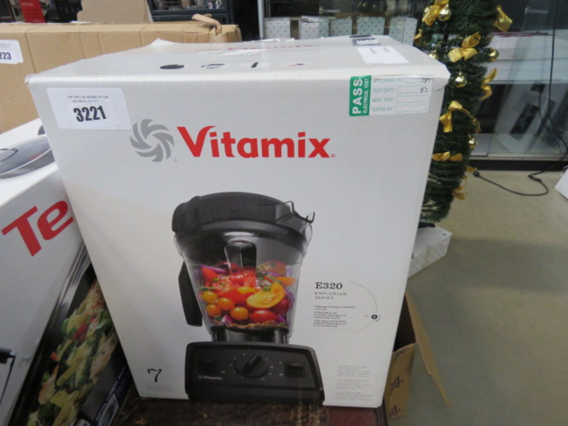 3195 - Boxed Vitamax E320 juicer (used)