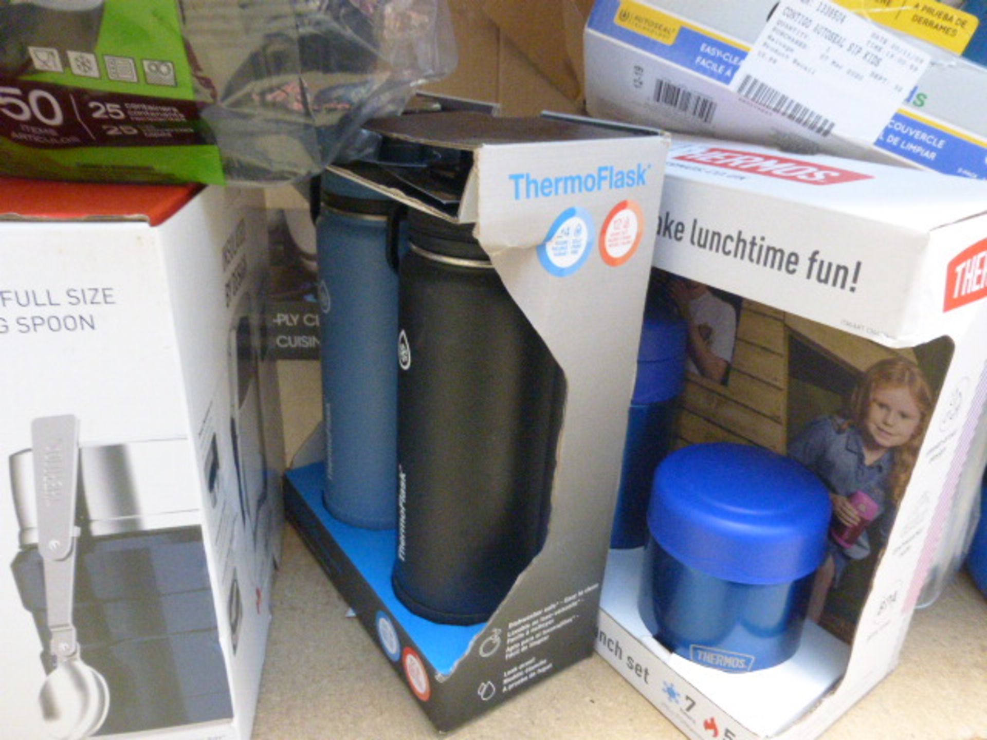 A lot containing thermo flasks, 2 food flasks, food containers and some kid's drinking bottleso - Image 2 of 2